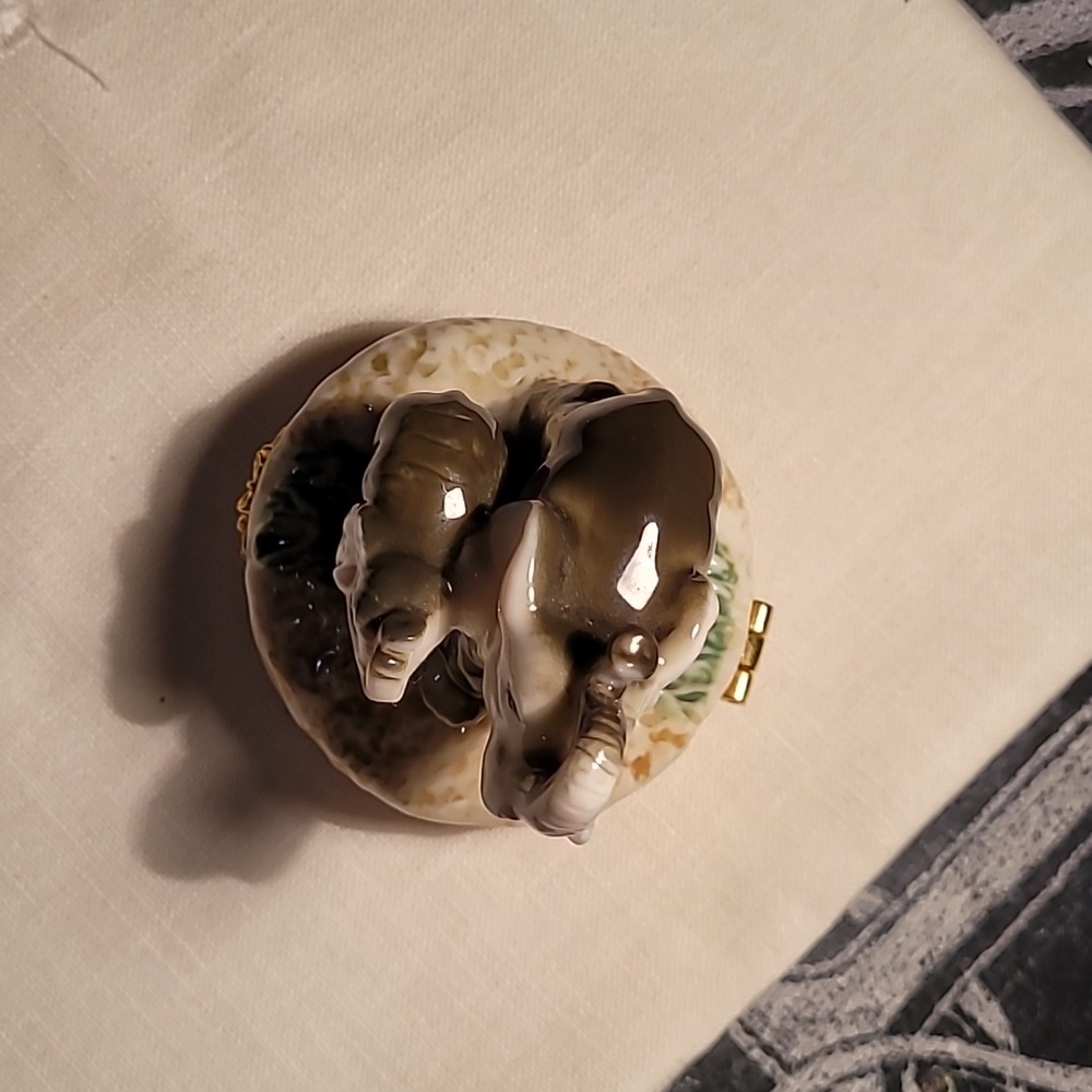 Elephant Trinket Box Porcelain - Picture 9 of 9
